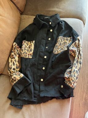 chic Black Jacket with Leopard Patchwork Sleeves & Pockets